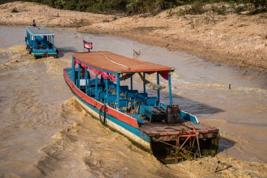 Kampong Phluk, Kamboçya, 15 Ocak 2025. Tekneler Tonle Sap Gölü 'nde inşa edilen geleneksel yüzen balıkçı köyüne açılır. Toplum büyük oranda hayatta kalmak için balıkçılık ve turizme bağımlıdır..