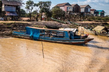 Kampong Phluk, Kamboçya, 15 Ocak 2025. Tekneler Tonle Sap Gölü 'nde inşa edilen geleneksel yüzen balıkçı köyüne açılır. Toplum büyük oranda hayatta kalmak için balıkçılık ve turizme bağımlıdır..