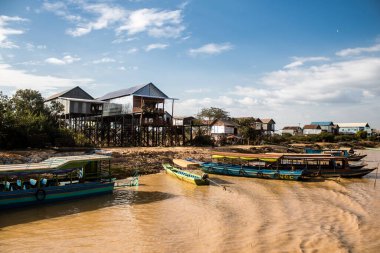 Kampong Phluk, Kamboçya, 15 Ocak 2025. Tekneler Tonle Sap Gölü 'nde inşa edilen geleneksel yüzen balıkçı köyüne açılır. Toplum büyük oranda hayatta kalmak için balıkçılık ve turizme bağımlıdır..