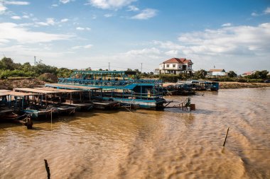 Kampong Phluk, Kamboçya, 15 Ocak 2025. Tekneler Tonle Sap Gölü 'nde inşa edilen geleneksel yüzen balıkçı köyüne açılır. Toplum büyük oranda hayatta kalmak için balıkçılık ve turizme bağımlıdır..