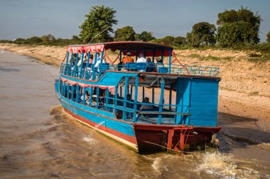 Kampong Phluk, Kamboçya, 15 Ocak 2025. Tekneler Tonle Sap Gölü 'nde inşa edilen geleneksel yüzen balıkçı köyüne açılır. Toplum büyük oranda hayatta kalmak için balıkçılık ve turizme bağımlıdır..