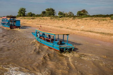 Kampong Phluk, Kamboçya, 15 Ocak 2025. Tekneler Tonle Sap Gölü 'nde inşa edilen geleneksel yüzen balıkçı köyüne açılır. Toplum büyük oranda hayatta kalmak için balıkçılık ve turizme bağımlıdır..