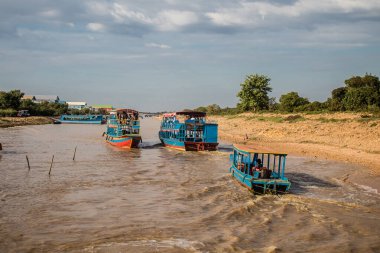 Kampong Phluk, Kamboçya, 15 Ocak 2025. Tekneler Tonle Sap Gölü 'nde inşa edilen geleneksel yüzen balıkçı köyüne açılır. Toplum büyük oranda hayatta kalmak için balıkçılık ve turizme bağımlıdır..