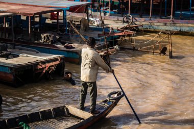 Kampong Phluk, Kamboçya, 15 Ocak 2025. Tekneler Tonle Sap Gölü 'nde inşa edilen geleneksel yüzen balıkçı köyüne açılır. Toplum büyük oranda hayatta kalmak için balıkçılık ve turizme bağımlıdır..