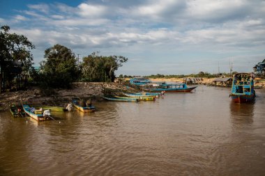 Kampong Phluk, Kamboçya, 15 Ocak 2025. Tekneler Tonle Sap Gölü 'nde inşa edilen geleneksel yüzen balıkçı köyüne açılır. Toplum büyük oranda hayatta kalmak için balıkçılık ve turizme bağımlıdır..