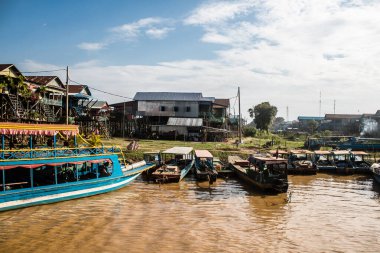 Kampong Phluk, Kamboçya, 15 Ocak 2025. Tekneler Tonle Sap Gölü 'nde inşa edilen geleneksel yüzen balıkçı köyüne açılır. Toplum büyük oranda hayatta kalmak için balıkçılık ve turizme bağımlıdır..