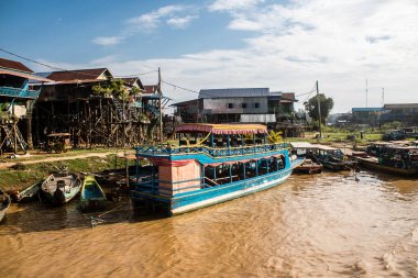 Kampong Phluk, Kamboçya, 15 Ocak 2025. Tekneler Tonle Sap Gölü 'nde inşa edilen geleneksel yüzen balıkçı köyüne açılır. Toplum büyük oranda hayatta kalmak için balıkçılık ve turizme bağımlıdır..