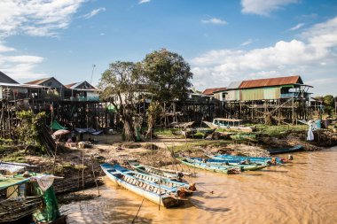 Kampong Phluk, Kamboçya, 15 Ocak 2025. Tekneler Tonle Sap Gölü 'nde inşa edilen geleneksel yüzen balıkçı köyüne açılır. Toplum büyük oranda hayatta kalmak için balıkçılık ve turizme bağımlıdır..
