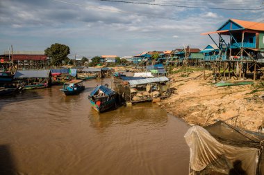 Kampong Phluk, Kamboçya, 15 Ocak 2025. Tekneler Tonle Sap Gölü 'nde inşa edilen geleneksel yüzen balıkçı köyüne açılır. Toplum büyük oranda hayatta kalmak için balıkçılık ve turizme bağımlıdır..