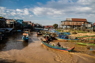 Kampong Phluk, Kamboçya, 15 Ocak 2025. Tekneler Tonle Sap Gölü 'nde inşa edilen geleneksel yüzen balıkçı köyüne açılır. Toplum büyük oranda hayatta kalmak için balıkçılık ve turizme bağımlıdır..