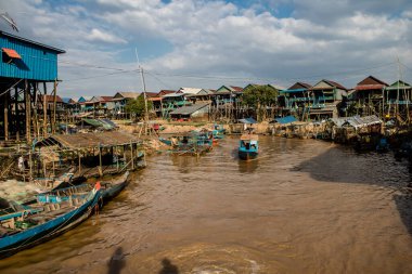 Kampong Phluk, Kamboçya, 15 Ocak 2025. Tekneler Tonle Sap Gölü 'nde inşa edilen geleneksel yüzen balıkçı köyüne açılır. Toplum büyük oranda hayatta kalmak için balıkçılık ve turizme bağımlıdır..