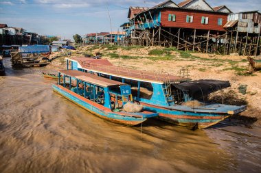 Kampong Phluk, Kamboçya, 15 Ocak 2025. Tekneler Tonle Sap Gölü 'nde inşa edilen geleneksel yüzen balıkçı köyüne açılır. Toplum büyük oranda hayatta kalmak için balıkçılık ve turizme bağımlıdır..