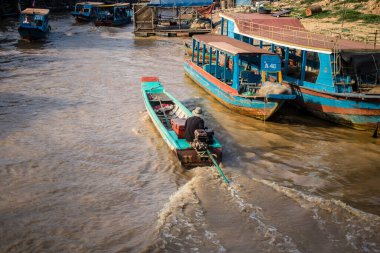 Kampong Phluk, Kamboçya, 15 Ocak 2025. Tekneler Tonle Sap Gölü 'nde inşa edilen geleneksel yüzen balıkçı köyüne açılır. Toplum büyük oranda hayatta kalmak için balıkçılık ve turizme bağımlıdır..