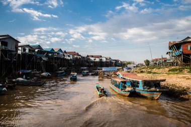 Kampong Phluk, Kamboçya, 15 Ocak 2025. Tekneler Tonle Sap Gölü 'nde inşa edilen geleneksel yüzen balıkçı köyüne açılır. Toplum büyük oranda hayatta kalmak için balıkçılık ve turizme bağımlıdır..