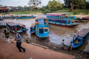 Kampong Phluk, Kamboçya, 15 Ocak 2025. Tekneler Tonle Sap Gölü 'nde inşa edilen geleneksel yüzen balıkçı köyüne açılır. Toplum büyük oranda hayatta kalmak için balıkçılık ve turizme bağımlıdır..