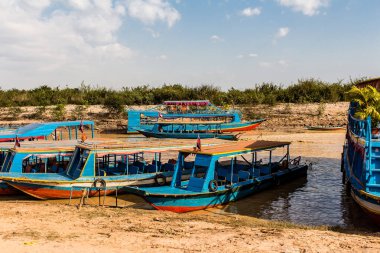 Kampong Phluk, Kamboçya, 15 Ocak 2025. Tekneler Tonle Sap Gölü 'nde inşa edilen geleneksel yüzen balıkçı köyüne açılır. Toplum büyük oranda hayatta kalmak için balıkçılık ve turizme bağımlıdır..