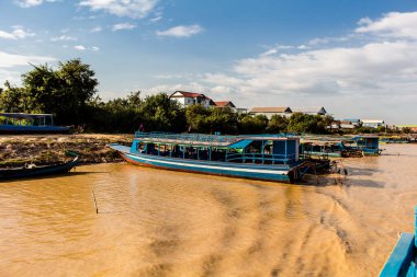 Kampong Phluk, Kamboçya, 15 Ocak 2025. Tekneler Tonle Sap Gölü 'nde inşa edilen geleneksel yüzen balıkçı köyüne açılır. Toplum büyük oranda hayatta kalmak için balıkçılık ve turizme bağımlıdır..