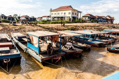Kampong Phluk, Kamboçya, 15 Ocak 2025. Tekneler Tonle Sap Gölü 'nde inşa edilen geleneksel yüzen balıkçı köyüne açılır. Toplum büyük oranda hayatta kalmak için balıkçılık ve turizme bağımlıdır..