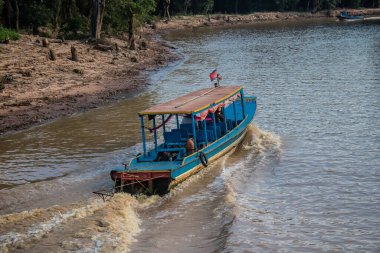 Kampong Phluk, Kamboçya, 15 Ocak 2025. Tekneler Tonle Sap Gölü 'nde inşa edilen geleneksel yüzen balıkçı köyüne açılır. Toplum büyük oranda hayatta kalmak için balıkçılık ve turizme bağımlıdır..