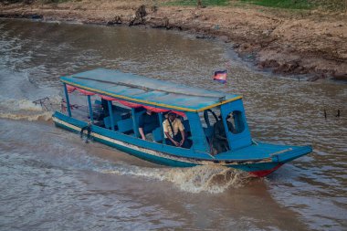 Kampong Phluk, Kamboçya, 15 Ocak 2025. Tekneler Tonle Sap Gölü 'nde inşa edilen geleneksel yüzen balıkçı köyüne açılır. Toplum büyük oranda hayatta kalmak için balıkçılık ve turizme bağımlıdır..