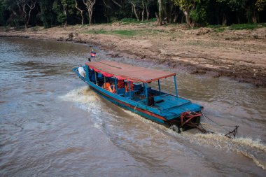 Kampong Phluk, Kamboçya, 15 Ocak 2025. Tekneler Tonle Sap Gölü 'nde inşa edilen geleneksel yüzen balıkçı köyüne açılır. Toplum büyük oranda hayatta kalmak için balıkçılık ve turizme bağımlıdır..