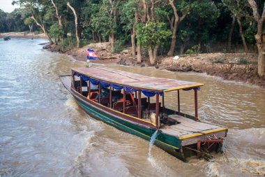 Kampong Phluk, Kamboçya, 15 Ocak 2025. Tekneler Tonle Sap Gölü 'nde inşa edilen geleneksel yüzen balıkçı köyüne açılır. Toplum büyük oranda hayatta kalmak için balıkçılık ve turizme bağımlıdır..