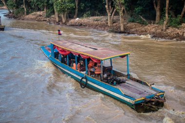 Kampong Phluk, Kamboçya, 15 Ocak 2025. Tekneler Tonle Sap Gölü 'nde inşa edilen geleneksel yüzen balıkçı köyüne açılır. Toplum büyük oranda hayatta kalmak için balıkçılık ve turizme bağımlıdır..