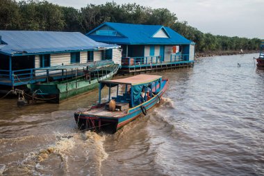 Kampong Phluk, Kamboçya, 15 Ocak 2025. Tekneler Tonle Sap Gölü 'nde inşa edilen geleneksel yüzen balıkçı köyüne açılır. Toplum büyük oranda hayatta kalmak için balıkçılık ve turizme bağımlıdır..