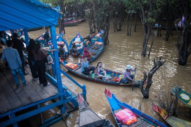 Kampong Phluk, Kamboçya, 15 Ocak 2025. Tekneler Tonle Sap Gölü 'nde inşa edilen geleneksel yüzen balıkçı köyüne açılır. Toplum büyük oranda hayatta kalmak için balıkçılık ve turizme bağımlıdır..