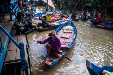Kampong Phluk, Kamboçya, 15 Ocak 2025. Tekneler Tonle Sap Gölü 'nde inşa edilen geleneksel yüzen balıkçı köyüne açılır. Toplum büyük oranda hayatta kalmak için balıkçılık ve turizme bağımlıdır..