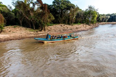 Kampong Phluk, Kamboçya, 15 Ocak 2025. Tekneler Tonle Sap Gölü 'nde inşa edilen geleneksel yüzen balıkçı köyüne açılır. Toplum büyük oranda hayatta kalmak için balıkçılık ve turizme bağımlıdır..