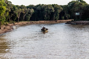 Kampong Phluk, Kamboçya, 15 Ocak 2025. Tekneler Tonle Sap Gölü 'nde inşa edilen geleneksel yüzen balıkçı köyüne açılır. Toplum büyük oranda hayatta kalmak için balıkçılık ve turizme bağımlıdır..