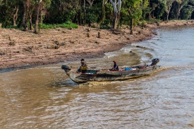 Kampong Phluk, Kamboçya, 15 Ocak 2025. Tekneler Tonle Sap Gölü 'nde inşa edilen geleneksel yüzen balıkçı köyüne açılır. Toplum büyük oranda hayatta kalmak için balıkçılık ve turizme bağımlıdır..