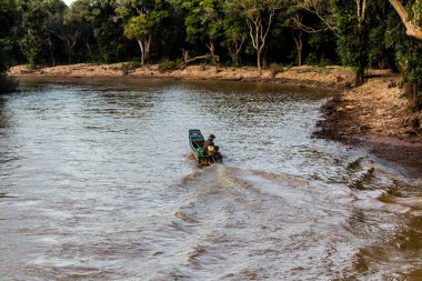 Kampong Phluk, Kamboçya, 15 Ocak 2025. Tekneler Tonle Sap Gölü 'nde inşa edilen geleneksel yüzen balıkçı köyüne açılır. Toplum büyük oranda hayatta kalmak için balıkçılık ve turizme bağımlıdır..