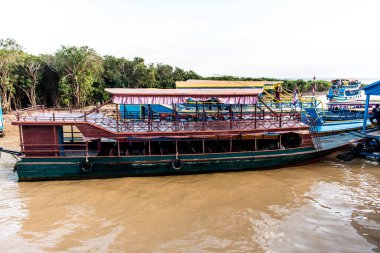 Kampong Phluk, Kamboçya, 15 Ocak 2025. Tekneler Tonle Sap Gölü 'nde inşa edilen geleneksel yüzen balıkçı köyüne açılır. Toplum büyük oranda hayatta kalmak için balıkçılık ve turizme bağımlıdır..