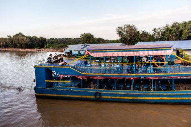 Kampong Phluk, Kamboçya, 15 Ocak 2025. Tekneler Tonle Sap Gölü 'nde inşa edilen geleneksel yüzen balıkçı köyüne açılır. Toplum büyük oranda hayatta kalmak için balıkçılık ve turizme bağımlıdır..