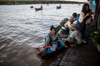 Kampong Phluk, Kamboçya, 15 Ocak 2025. Tekneler Tonle Sap Gölü 'nde inşa edilen geleneksel yüzen balıkçı köyüne açılır. Toplum büyük oranda hayatta kalmak için balıkçılık ve turizme bağımlıdır..