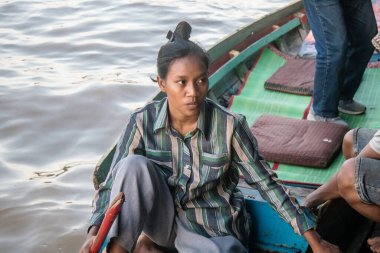 Kampong Phluk, Kamboçya, 15 Ocak 2025. Tekneler Tonle Sap Gölü 'nde inşa edilen geleneksel yüzen balıkçı köyüne açılır. Toplum büyük oranda hayatta kalmak için balıkçılık ve turizme bağımlıdır..