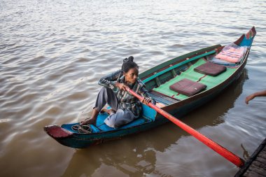 Kampong Phluk, Kamboçya, 15 Ocak 2025. Tekneler Tonle Sap Gölü 'nde inşa edilen geleneksel yüzen balıkçı köyüne açılır. Toplum büyük oranda hayatta kalmak için balıkçılık ve turizme bağımlıdır..
