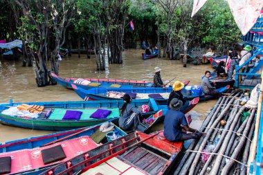 Kampong Phluk, Kamboçya, 15 Ocak 2025. Tekneler Tonle Sap Gölü 'nde inşa edilen geleneksel yüzen balıkçı köyüne açılır. Toplum büyük oranda hayatta kalmak için balıkçılık ve turizme bağımlıdır..
