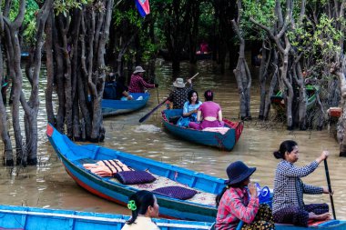 Kampong Phluk, Kamboçya, 15 Ocak 2025. Tekneler Tonle Sap Gölü 'nde inşa edilen geleneksel yüzen balıkçı köyüne açılır. Toplum büyük oranda hayatta kalmak için balıkçılık ve turizme bağımlıdır..