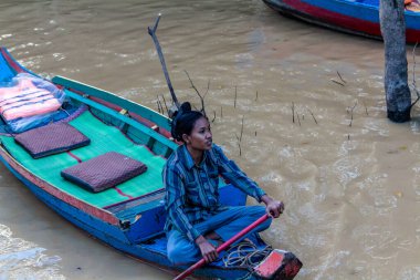 Kampong Phluk, Kamboçya, 15 Ocak 2025. Tekneler Tonle Sap Gölü 'nde inşa edilen geleneksel yüzen balıkçı köyüne açılır. Toplum büyük oranda hayatta kalmak için balıkçılık ve turizme bağımlıdır..