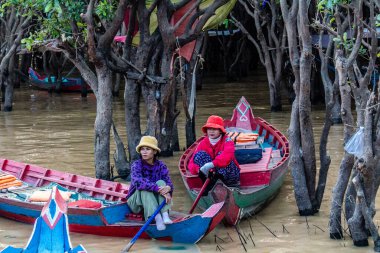 Kampong Phluk, Kamboçya, 15 Ocak 2025. Tekneler Tonle Sap Gölü 'nde inşa edilen geleneksel yüzen balıkçı köyüne açılır. Toplum büyük oranda hayatta kalmak için balıkçılık ve turizme bağımlıdır..