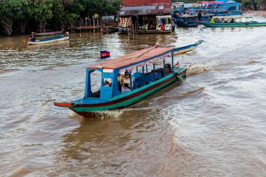 Kampong Phluk, Kamboçya, 15 Ocak 2025. Tekneler Tonle Sap Gölü 'nde inşa edilen geleneksel yüzen balıkçı köyüne açılır. Toplum büyük oranda hayatta kalmak için balıkçılık ve turizme bağımlıdır..