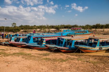 Kampong Phluk, Kamboçya, 15 Ocak 2025. Tekneler Tonle Sap Gölü 'nde inşa edilen geleneksel yüzen balıkçı köyüne açılır. Toplum büyük oranda hayatta kalmak için balıkçılık ve turizme bağımlıdır..
