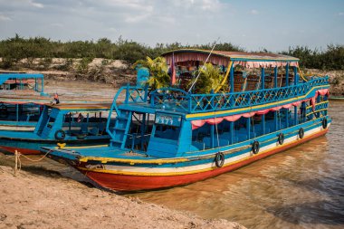 Kampong Phluk, Kamboçya, 15 Ocak 2025. Tekneler Tonle Sap Gölü 'nde inşa edilen geleneksel yüzen balıkçı köyüne açılır. Toplum büyük oranda hayatta kalmak için balıkçılık ve turizme bağımlıdır..