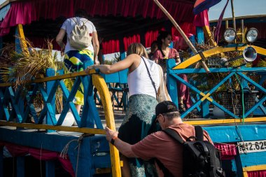 Kampong Phluk, Kamboçya, 15 Ocak 2025. Tekneler Tonle Sap Gölü 'nde inşa edilen geleneksel yüzen balıkçı köyüne açılır. Toplum büyük oranda hayatta kalmak için balıkçılık ve turizme bağımlıdır..