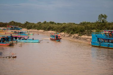 Kampong Phluk, Kamboçya, 15 Ocak 2025. Tekneler Tonle Sap Gölü 'nde inşa edilen geleneksel yüzen balıkçı köyüne açılır. Toplum büyük oranda hayatta kalmak için balıkçılık ve turizme bağımlıdır..