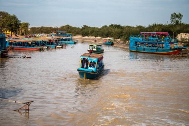 Kampong Phluk, Kamboçya, 15 Ocak 2025. Tekneler Tonle Sap Gölü 'nde inşa edilen geleneksel yüzen balıkçı köyüne açılır. Toplum büyük oranda hayatta kalmak için balıkçılık ve turizme bağımlıdır..