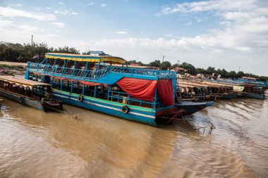 Kampong Phluk, Kamboçya, 15 Ocak 2025. Tekneler Tonle Sap Gölü 'nde inşa edilen geleneksel yüzen balıkçı köyüne açılır. Toplum büyük oranda hayatta kalmak için balıkçılık ve turizme bağımlıdır..